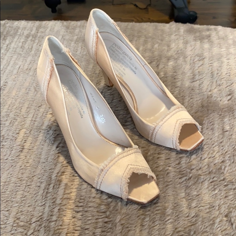 Peep toe pumps